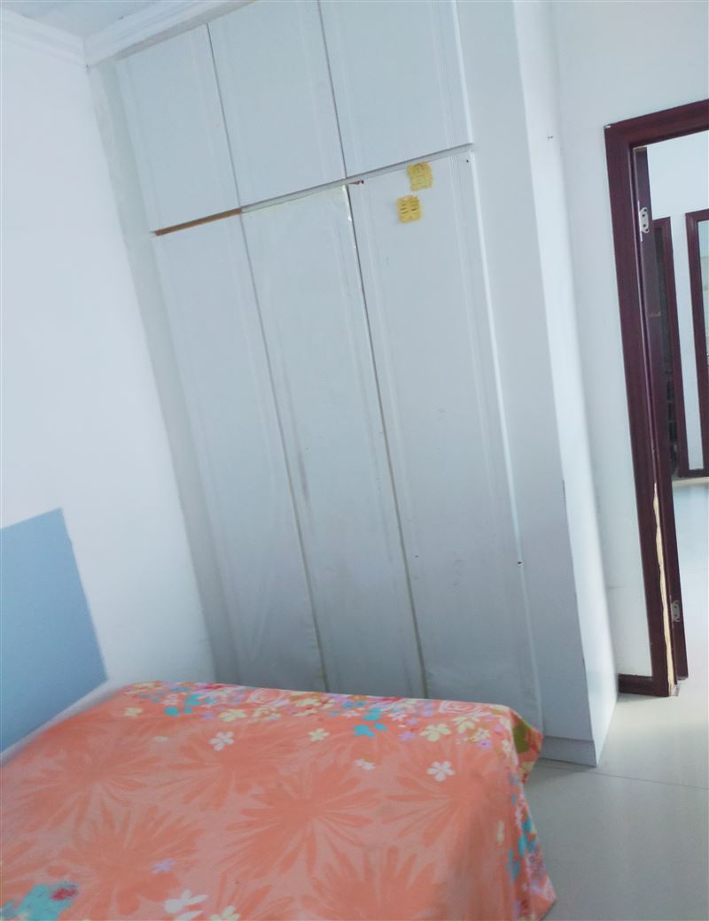 大商后面，二院的斜對(duì)角有六樓出租，拎包入住