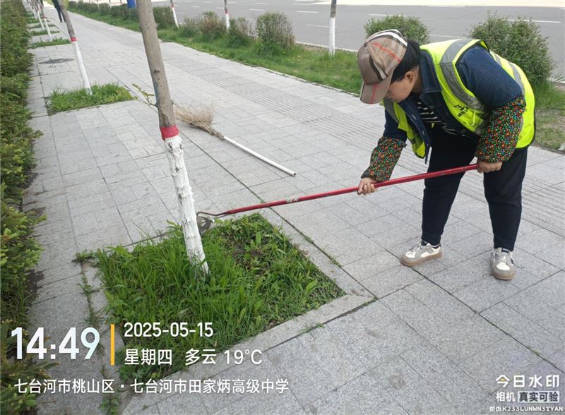 七臺河市大學西側文華路環衛工人